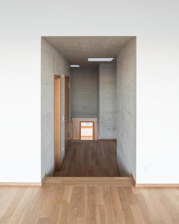 Das ist ein Unterschied zu den Wohnrumen, deren Decken und Wnde komplett verputzt sind.