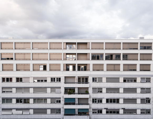 Die horizontalen Br�stungen treten leicht vor die vertikalen St�tzen.