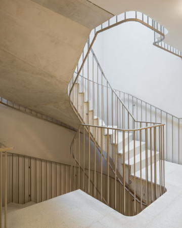 Auch das Treppenhaus muss dem zur Folge teils roh bleiben.