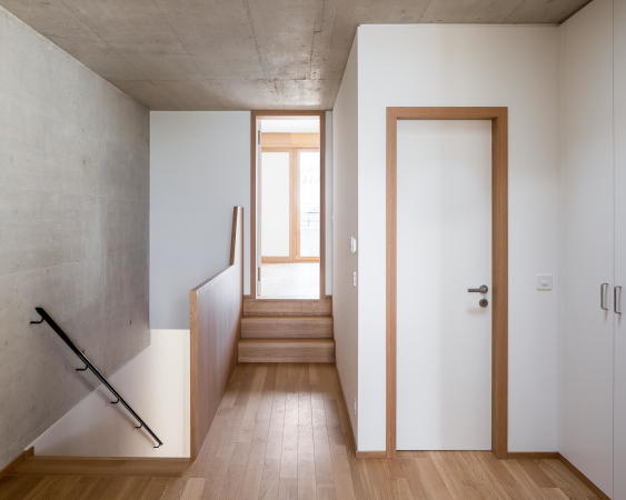 In den Durchgangsrumen bleibt der Beton teilweise sichtbar.