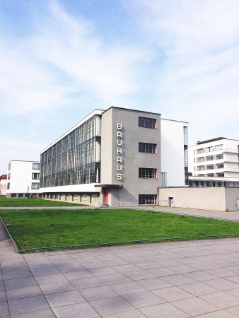 Dem Systemwandel eine sthetik geben: Als Vorbild eines knftigen Gestaltungslabors fungiert das von Walter Gropius gegrndete Bauhaus, hier das Schulgebude in Dessau-Rosslau. Foto: Alexey Silichev / Wikimedia / CC BY-SA 4.0