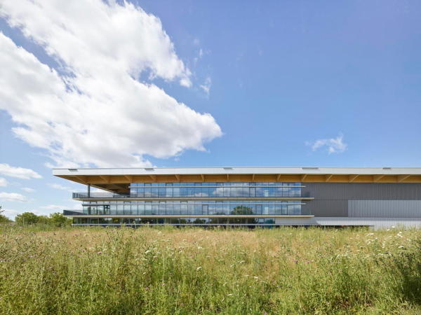 Das weit auskragende Dach bestimmt die Gestalt der Unternehmenszentrale.