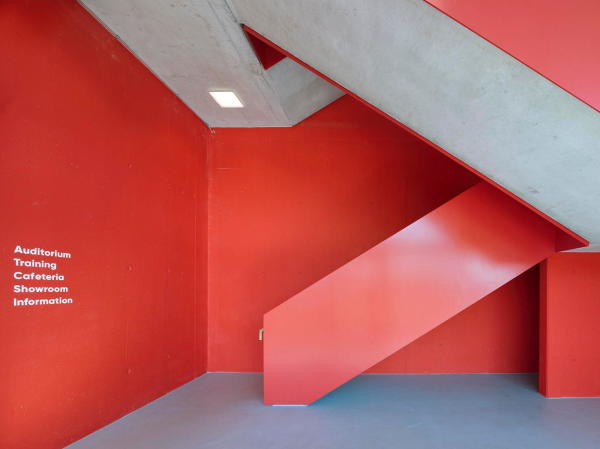 Farbige Treppenhuser sollen bei der Orientierung helfen.