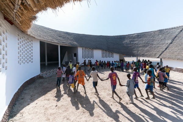 Dorfschule mit Lehrerunterkunft in Senegal von Toshiko Mori