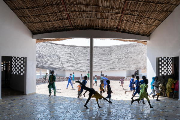 Dorfschule mit Lehrerunterkunft in Senegal von Toshiko Mori