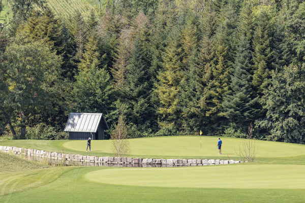 Golf-Clubhaus im Elsass von DeA architectes