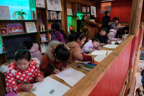 Gemeinschaftliches Dorfhaus mit Bibliothek im S�den Chinas