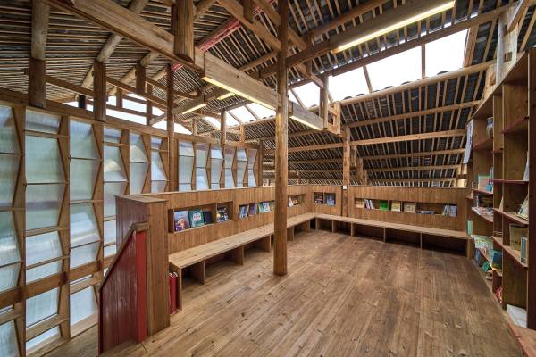 Das Polykarbonat der Fassade und Lichtbnder lassen viel Licht hinein