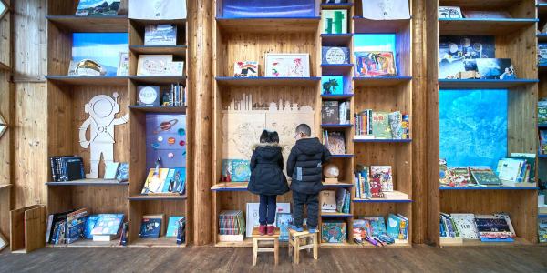 Die Kinderbibiothek besteht hauptschlich aus Buchspenden