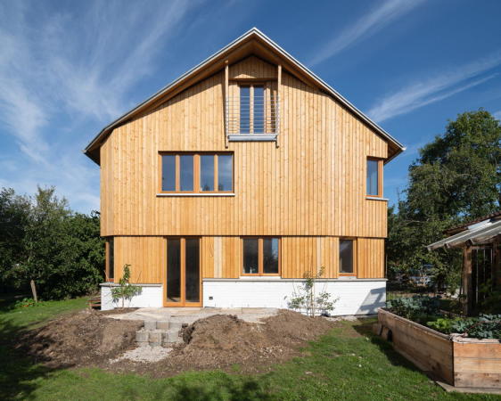 Gartenansicht: Der Versprung der Lattung markiert die Raumhhe des Erdgeschosses.