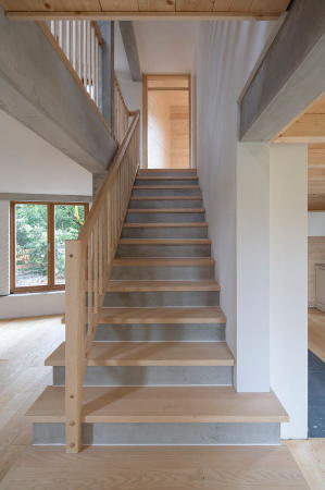 Ein fast rustikales Gelnder wird durch seine Setzung zu etwas Ungewhnlichem.