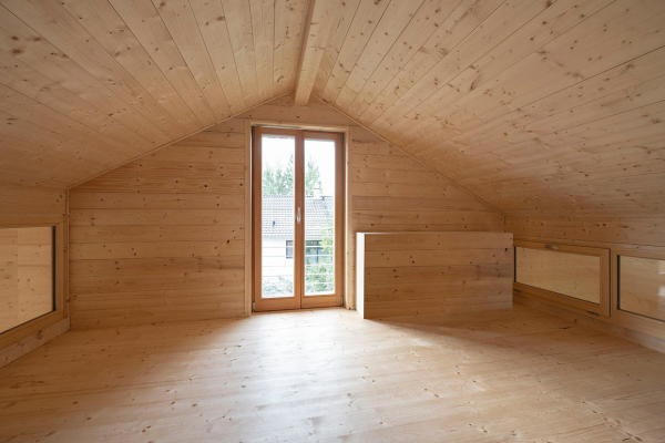 Das Dach ruht nur auf Holz.