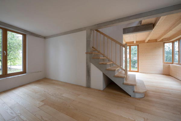 Die Gebudehlfte, die an den Bestand grenzt, ist aus Stein und Beton.