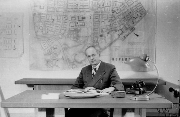 Rudolf Hamburger in seinem Bro in Hoyerswerda vor dem groen Plan der neuen Stadt (1960)