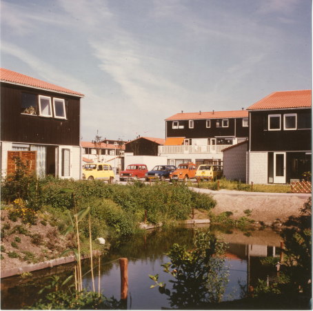 Van den Broek and Bakema. Wohnviertel Tanthof, Integration von Wasser, Parkplatz, Flachbau, 1975-1981.