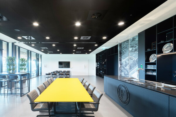 Fu�ballakademie in Rotterdam von MoederscheimMoonen