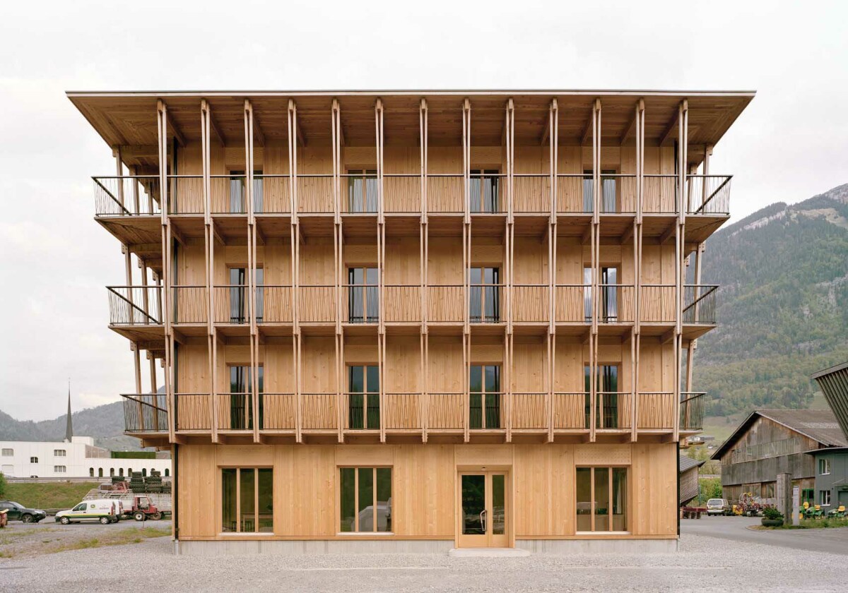 Hölzerne Schale, brutalistischer Kern
 - Bürohaus in der Innerschweiz von Seiler Linhart