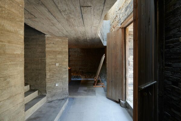 Hinter der Holztr wartet die Betontreppe.