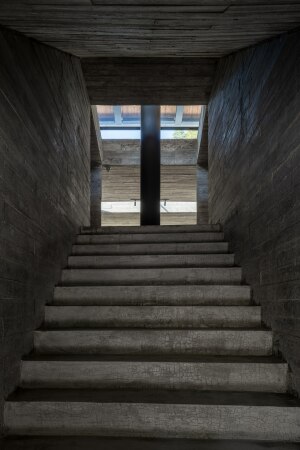 Im Zentrum: die dunkle Stahlsttze, die das neue Dach trgt.