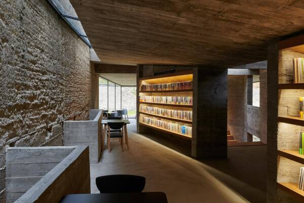 Das vertikale Tageslicht inszeniert die verwitterte Struktur der Lehmwnde.