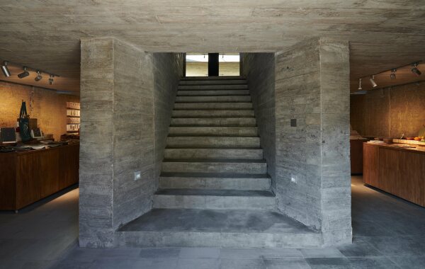 Sie fhrt hinauf in den eigentlichen Laden.