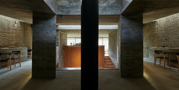 Blick in die Leserume links und rechts sowie ins Theater in der Mitte.