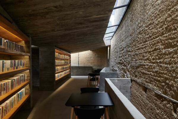 Die meisten Innenrume erhalten Tageslicht allein von oben.