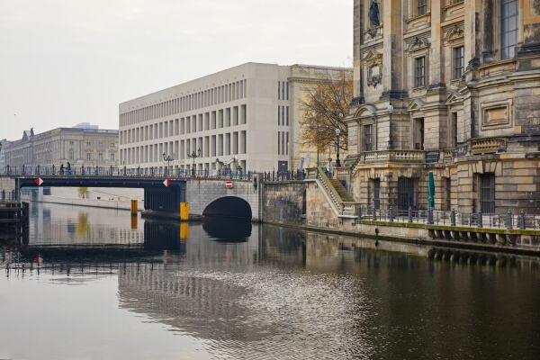 Reihung groer Baukrper an der Spree: Neuer Marstall, Humboldt Forum, Berliner Dom. Foto: Christoph Musiol