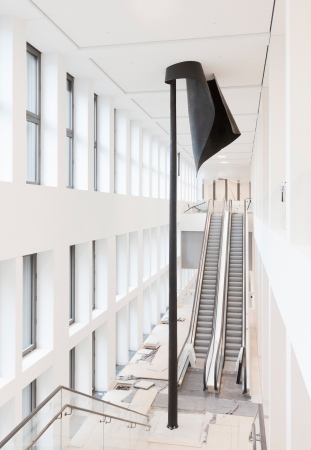 Zentrale Treppenhalle im Bau mit der bereits installierten Kunst am Bau �Statue of Limitations� von Kang Sunkoo. Foto: David von Becker