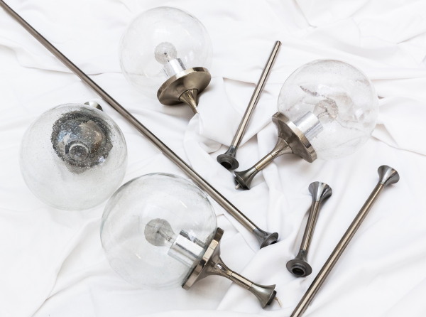 Kugellampen des Stabwerkleuchtensystems von Peter Rockel, das an vielen Stellen des Palasts zu finden war. Foto: David von Becker