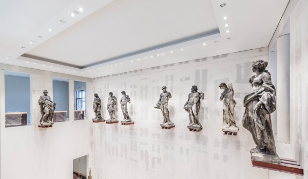 Einbringung der originalen Kolossalfiguren von Andreas Schl�ter, die zuvor im Bode-Museum untergekommen waren (2019). Die Figuren sind im Skulpturensaal im �stlichen Teil des Geb�udes aufgestellt, wo fr�her der Ort der Gigantentreppe war. Foto: David von Becker