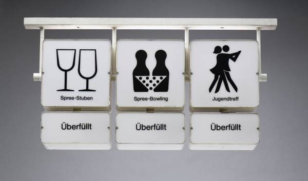 �berall im Geb�ude sind Fragmente des Palasts der Republik zu entdecken. Die Piktogramme dieser Anzeige stammen von Klaus Wittkugel, das Tr�gersystem von Peter Rockel. Foto: Jester Blank