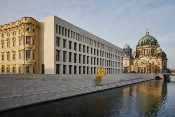 Die zeitgenssische Ostfassade an der Spree, Foto: Christoph Musiol