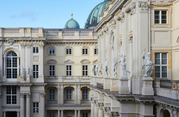 Schl�terhof mit seinen rekonstruierten Fassaden. Foto: Giuliani | von Giese