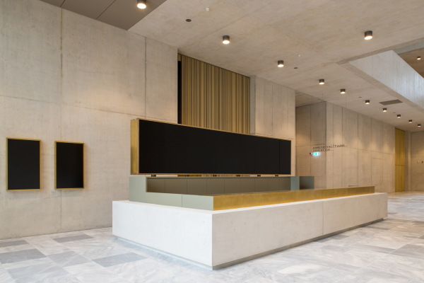 Kassen- und Informationstresen in der zentralen Halle