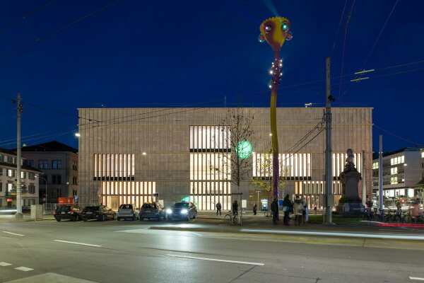 Als Kunst am Bau entstand die Installlation Tastende Lichter von Pippilotti Rist.