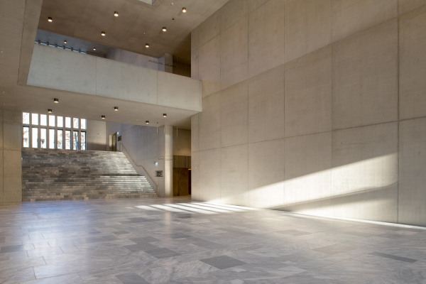 Zentrale Halle mit Haupttreppe