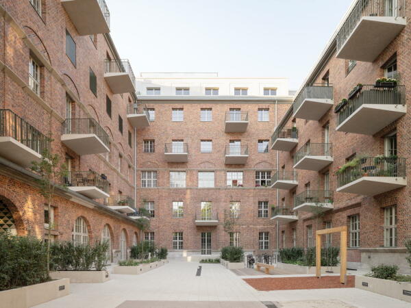 Blick in den westlichen Hof, links hinter den Rundbgen befindet sich die ehemalige Schalterhalle.