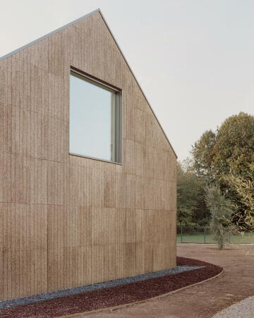 Haus aus Holz, Stroh und Kork bei Mailand von LCA architetti