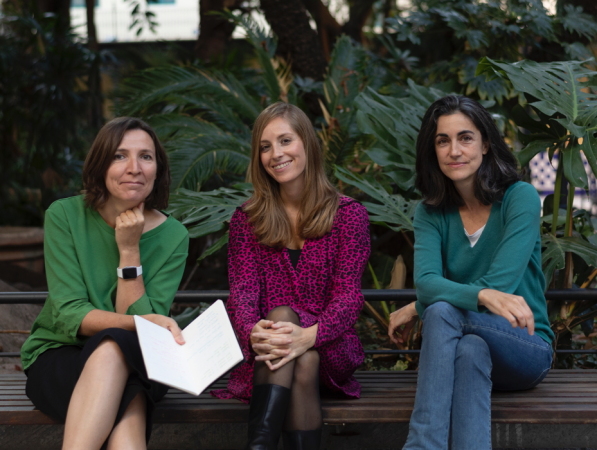 Dbora Domingo Calabuig, Laura Lizondo Sevilla und Avelina Prat Garca (v.l.) arbeiten an einem Film ber Bauhuslerin Lilly Reich.