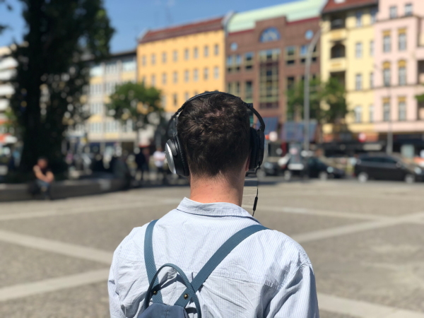 In Zeiten von physical distancing bietet die Gruppe Poligonal auf ihrer Webseite Audiowalks durch Berlin an. The Politics of Public Space 1 (Kreuzberg), The Politics of Public Space 2 (Wedding), Art and Architecture in the GDR (Berlin Alexanderplatz) und Alle Jahre Wohnungsfrage!