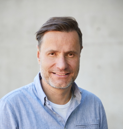 Der sterreichische Unternehmer Wolfgang Rieder baut sein Unternehmen radikal um und will ber 50.000 Bume pflanzen.