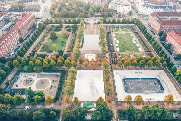 Der denkmalgeschützte Park wurde in ein 22.600 Kubikmeter groes Wasserreservoir umgewandelt. Die Planung kommt von Tredje Natur.
