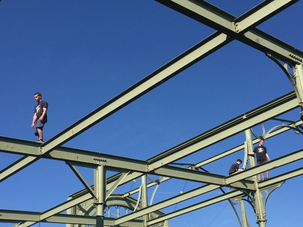 Die Gruppe Poligonal konzipierte den Workshop Parkour meets Kulturerbe  in Zusammenarbeit mit Parkour One. Er vermittelt Wissenschaft und politische Bildung für junge Erwachsene.