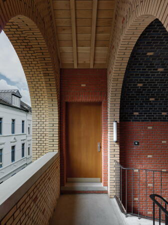 Die schlichten T�ren erinnern an die Funktion des Geb�udes.