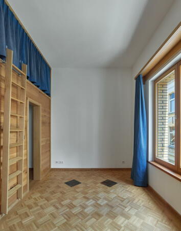 Keine Fl�che bleibt ungestaltet: Dunkle Flecken im Parkett geben die Zimmernummer an.