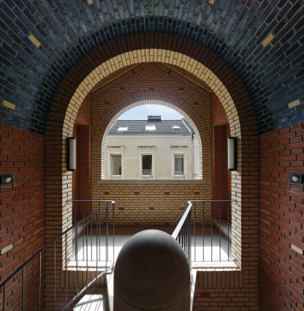 Das Treppenhaus liegt mittig und erschliet zwei Wohnungen pro Geschoss.