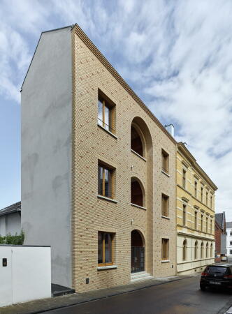 Die Klinkerfassade ist vorgemauert.