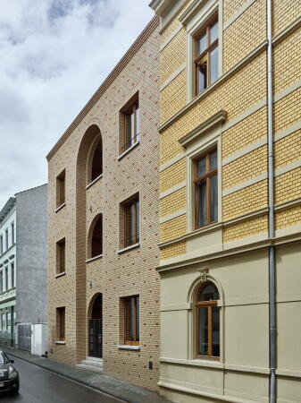 Das Wohnhaus steht in der Bonner Burggartenstrae und gehrt der MIWO.