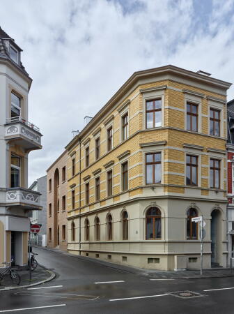 Die MIWO baut und vermietet Wohnungen, so auch im Grnderzeithaus nebenan.